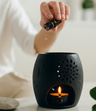 Czarny ceramiczny kominek aromaterapeutyczny z wzorem i tłoczeniem