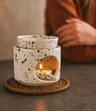 Ceramiczny kominek zapachowy biały nakrapiany 10×9,5cm do aromaterapii