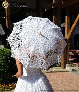 Biała Parasol Koronkowy Mariboutique – elegancki dodatek ślubny