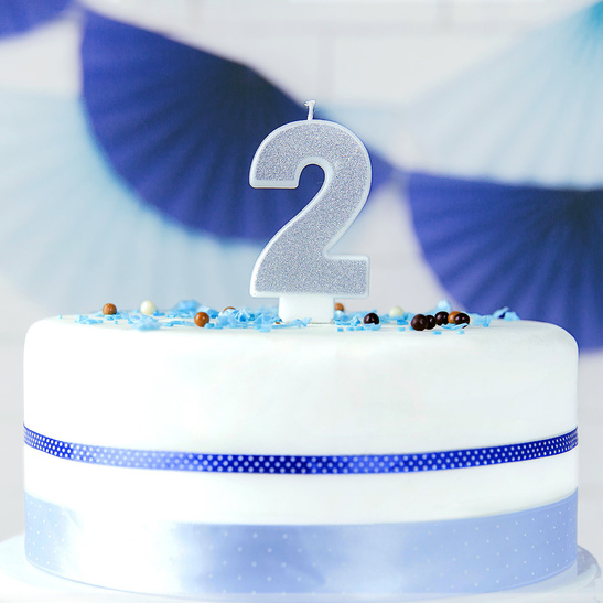 Świeczka urodzinowa srebrna brokat cyfra 2 dwa