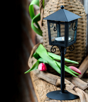 Czarna latarnia dekoracyjna na tealight Stylowy akcent na każdą okazję