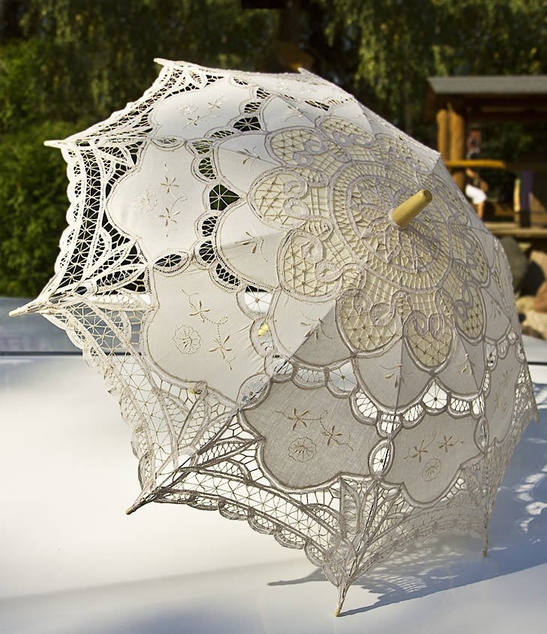 Parasolka Ślubna Classic Lace ecru – elegancki dodatek z koronką