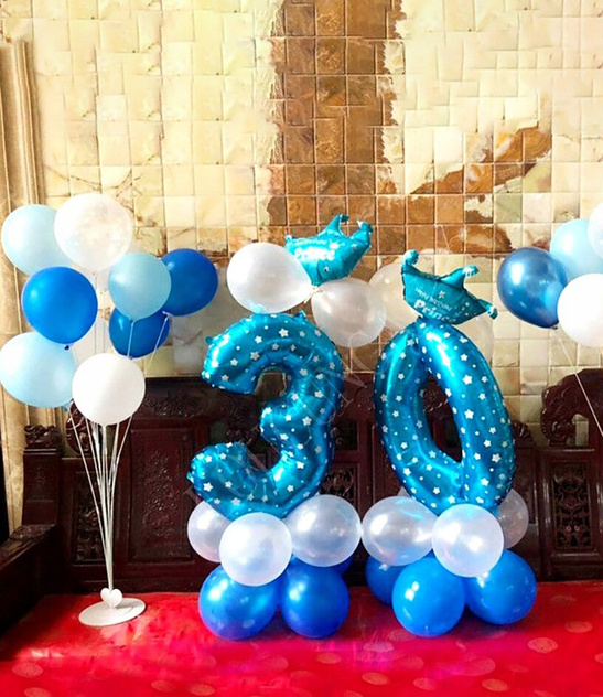 Zestaw balonów 30 szt. niebiesko-białych z konfetti – elegancka dekoracja