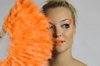 Wachlarz z Piór Marabuta Pomarańczowy – Elegancki Dodatek na Ślub