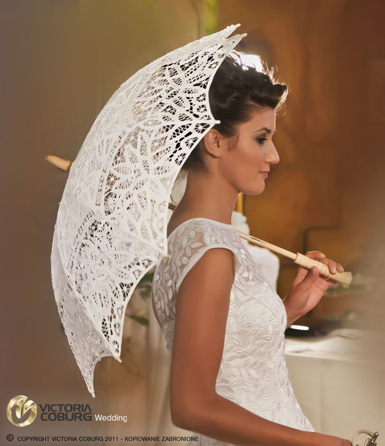 Biała Parasol Koronkowy Mariboutique – elegancki dodatek ślubny
