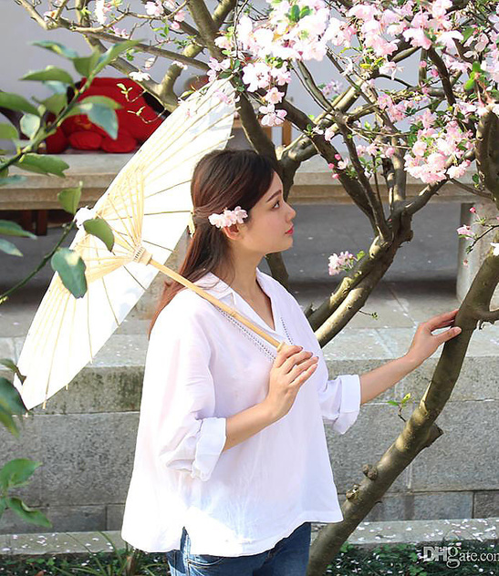 Chińska Papierowa Parasolka Biała – Ręcznie Wykonana z Bambusa